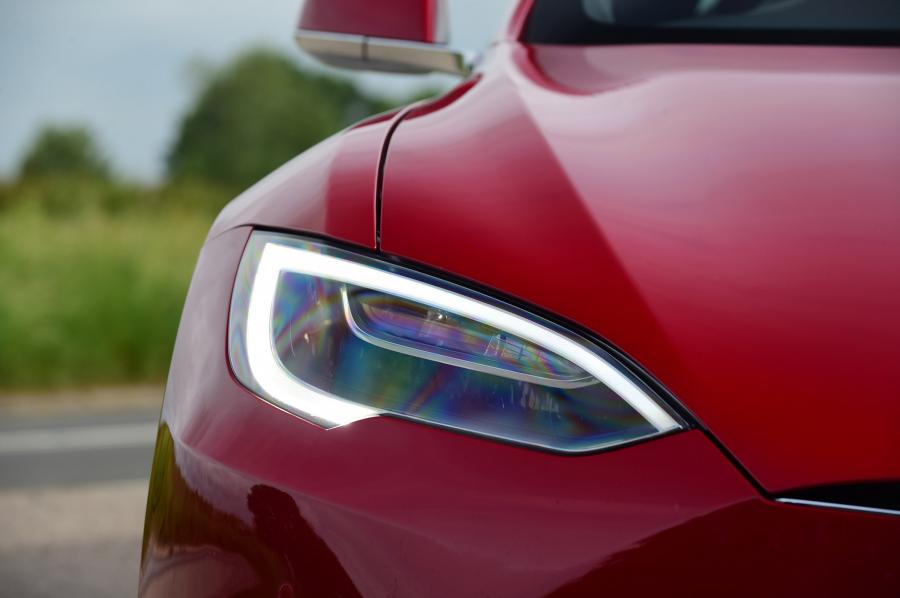 Детали экстерьера Tesla Model S 100D 2017 года  (UK) (фото 7 из 12)